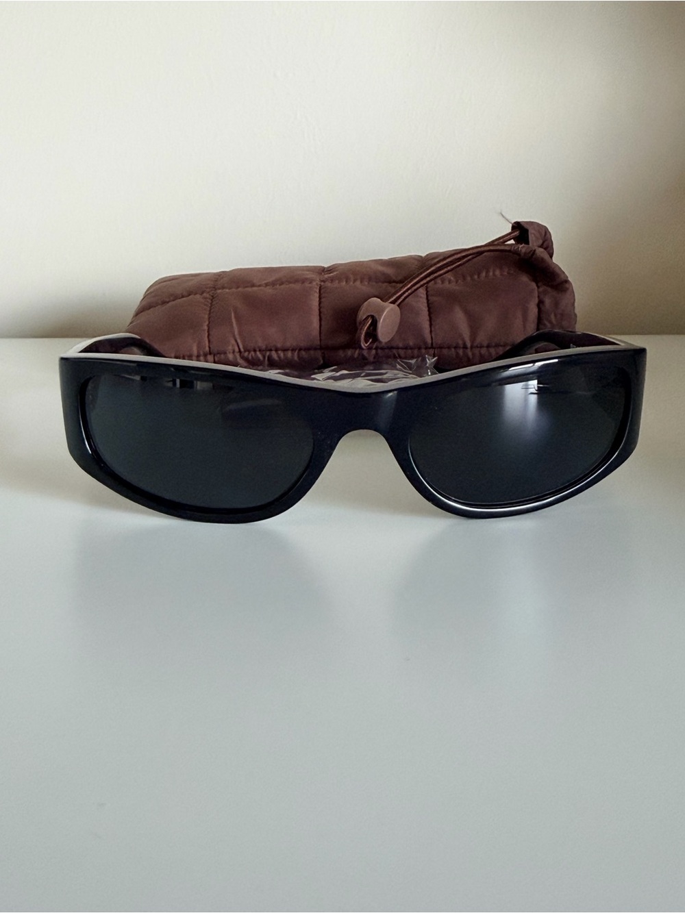 Shevoke Jen 002 Sunglasses in Black - Picture 5 of 6
